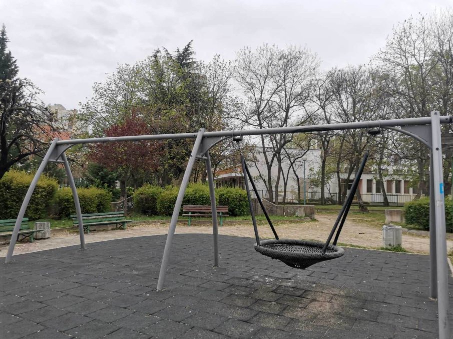 Вандали свиха люлките от детски площадки в Пловдив (СНИМКИ)