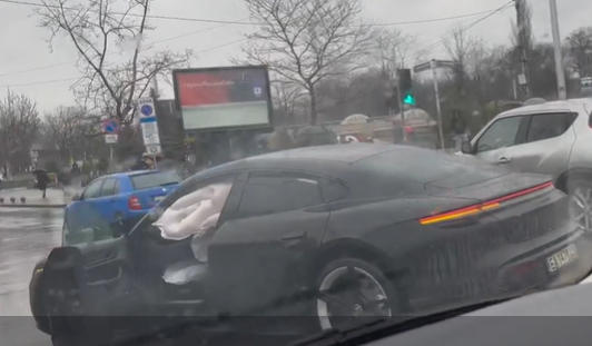 ОТ ПОСЛЕДНИТЕ МИНУТИ: Кола се разби челно на оживен булевард в София (ВИДЕО)