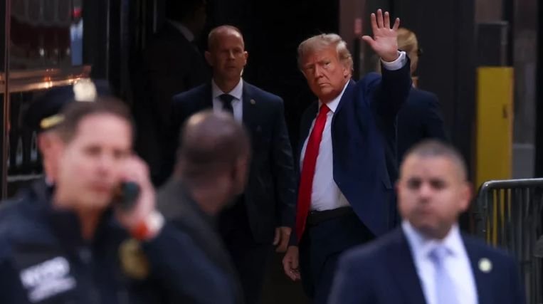 Посланикът ни в САЩ: Доналд Тръмп не е арестуван, намира се във вилата си във Флорида