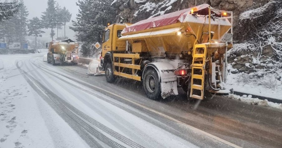 Опесъчават пътища заради снега в София