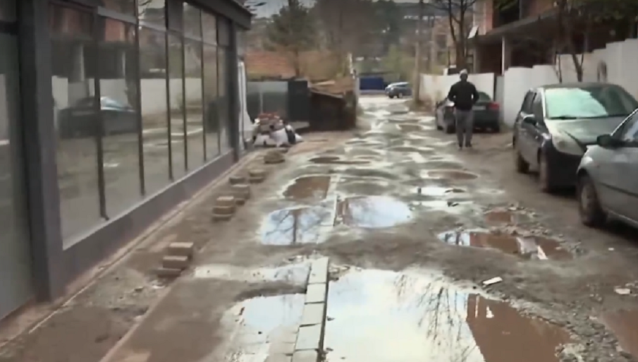 Огромни дупки зеят на улица в елитен столичен квартал