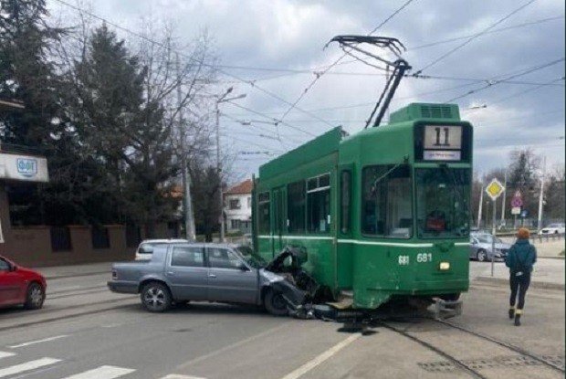 Трамвай и кола се помляха в София, няма тежко пострадали