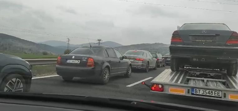 ОТ ПОСЛЕДНИТЕ МИНУТИ! Километрични задръствания на Хемус изнервиха шофьорите