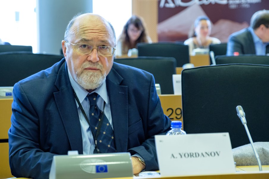 Евродепутатът Александър Йорданов от Брюксел: Простотията на Промяната няма недостижими върхове, предложиха нещо като шарена въртележка на гей парад