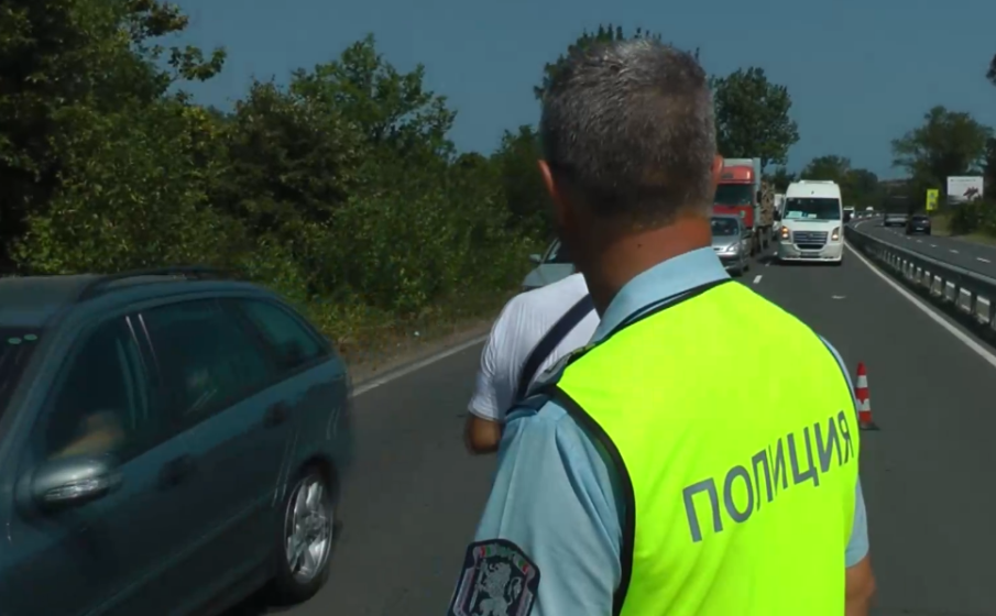 Шофьорка се блъсна в скат край Кърджали