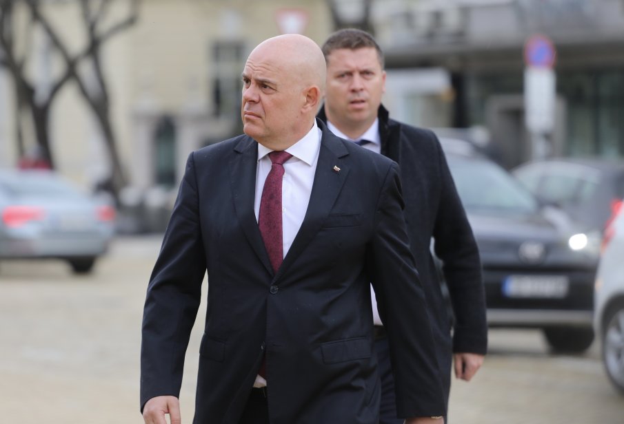 Иван Гешев пред парламента: Политиците трябва да работят за народа, а не народът да работи за тях (ВИДЕО)