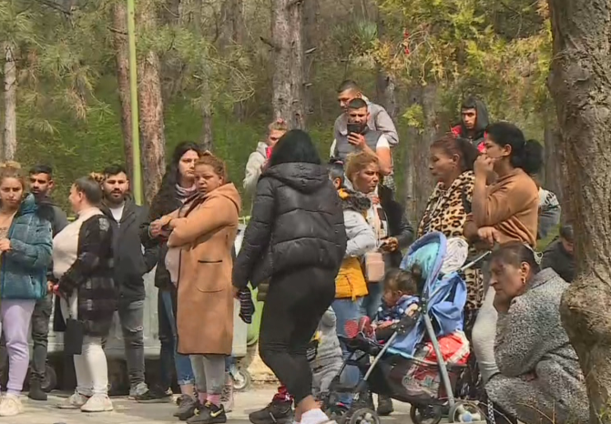 Роднини вдигат гюрултия пред болницата, където приеха бебе с жълтеница и го изписаха със счупен крак