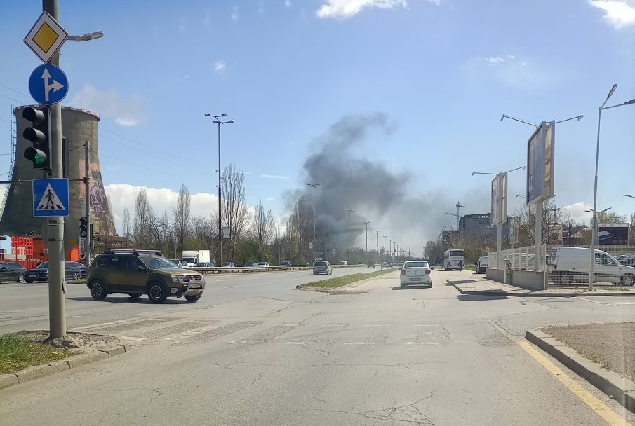 ПЪРВО В ПИК: Пожар гори до Централните гробища (СНИМКИ)