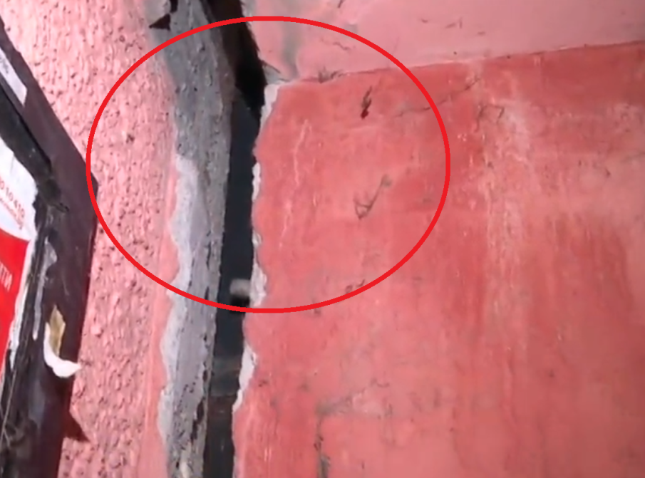 ОПАСНИ ФУГИ: Козирка на вход в столичен блок е закрепена с планки