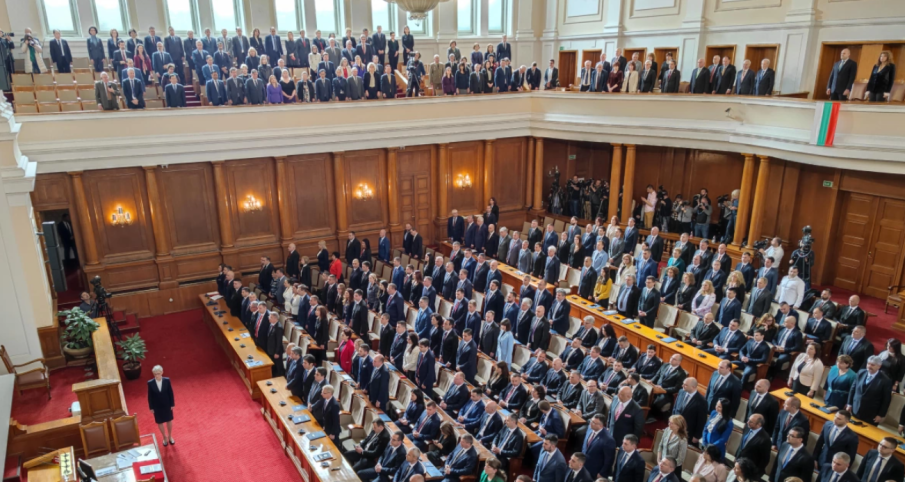 Депутатите продължават напъните да приключат с правилника, който ги управлява