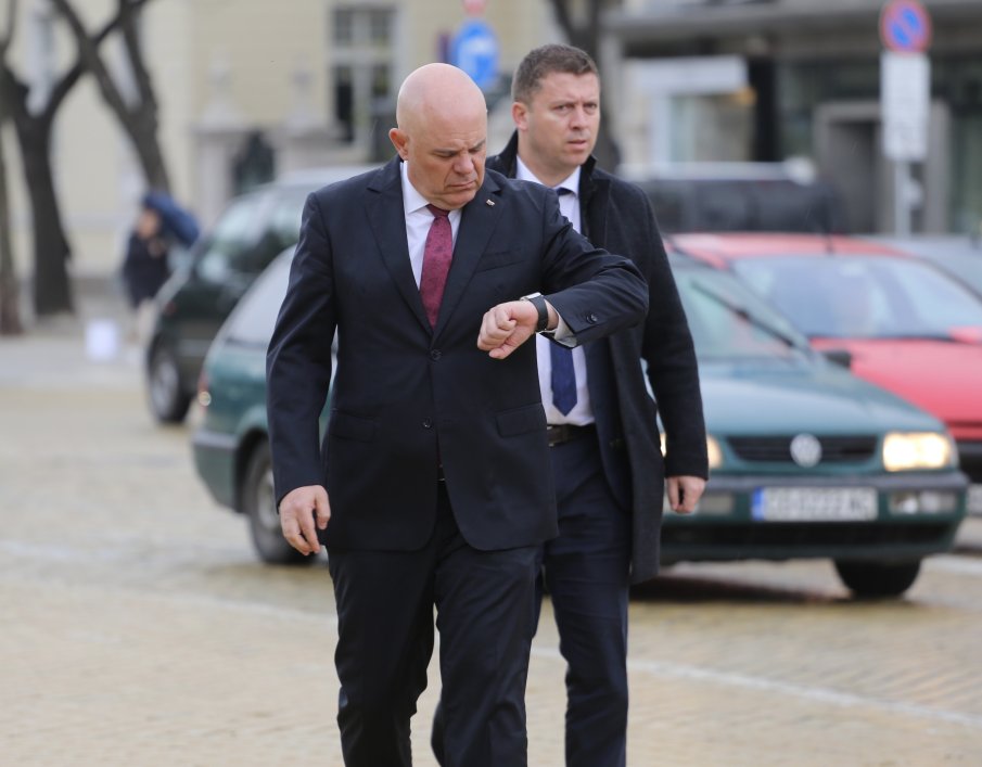 САМО В ПИК TV! Соня Колтуклиева приклещи Гешев с въпроси ще иска ли депутатски имунитети (ВИДЕО)