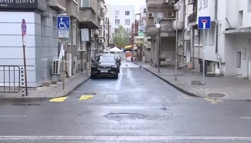 Водач на мотопед без книжка блъсна пешеходец и избяга