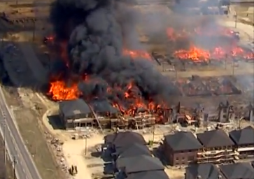 Огромен пожар унищожи къщи за милиони долари край Торонто (ВИДЕО)