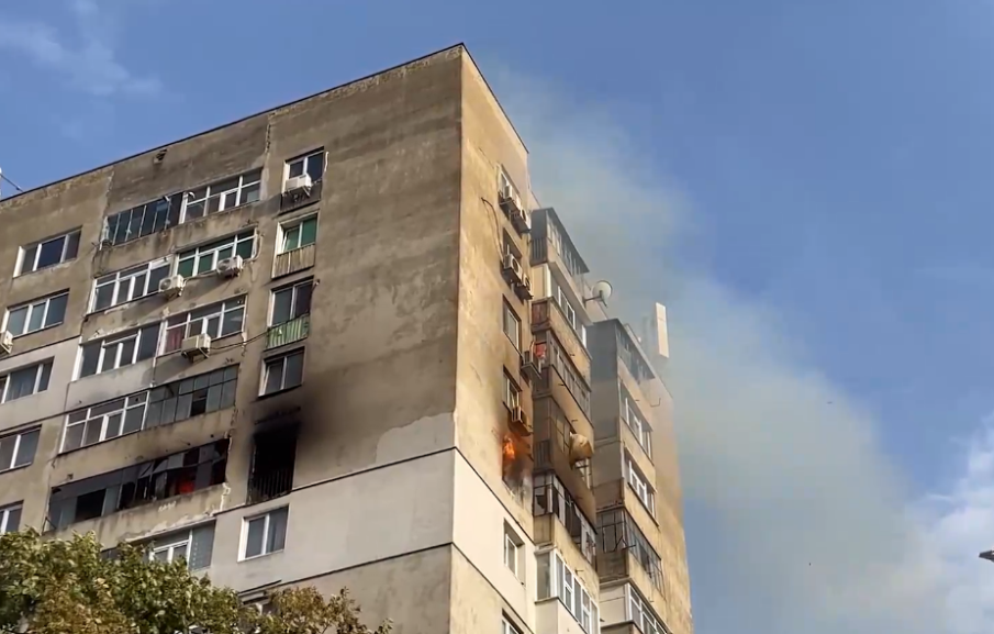 Сешоар предизвика пожар в жилище в блок в Търговище, евакуираха хора