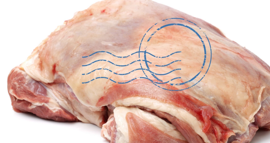 Кланици трият червения печат на агнешкото и слагат син