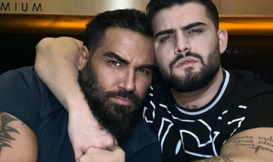 Азис и негов приятел се чукат с яйца в басейна на Великден (СНИМКА)