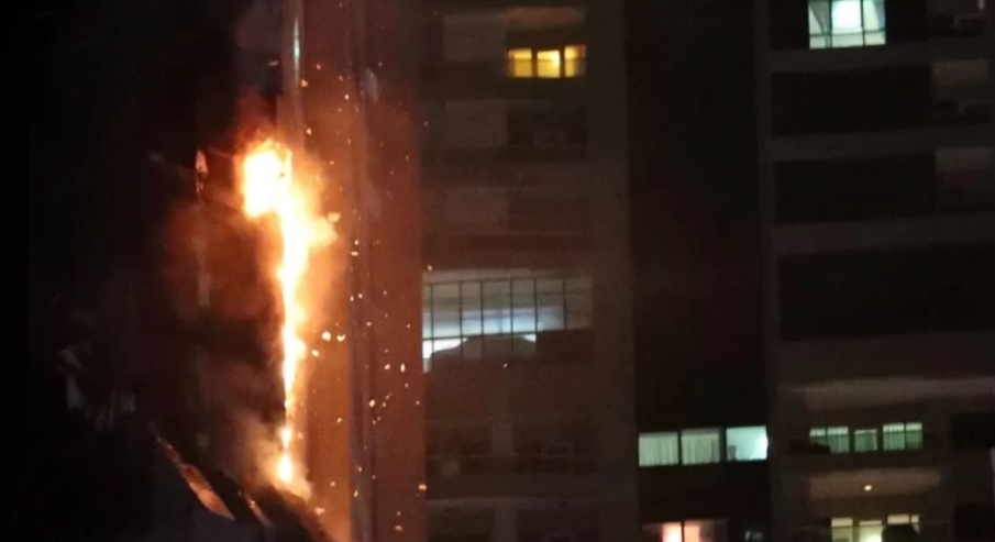 Горя двуетажна сграда в „Арапя“