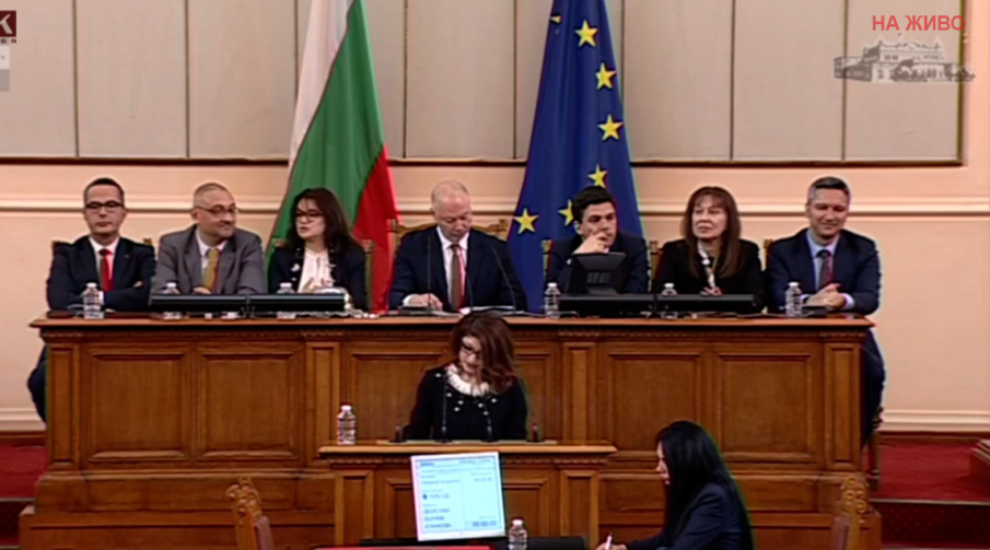 ПЪРВО В ПИК TV! Депутатите отмениха великденската си ваканция, събират се отново утре (НА ЖИВО)