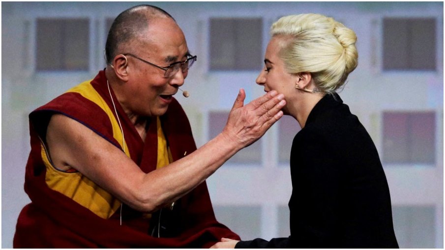 Ново скандално ВИДЕО: Далай Лама опипва Лейди Гага