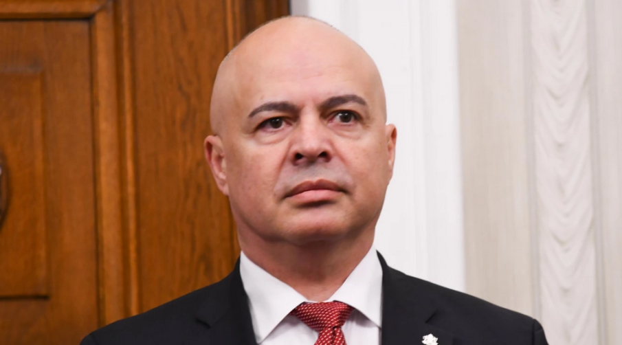 НАПРЕЖЕНИЕ В ПАРЛАМЕНТА! Спор между ГЕРБ и БСП бил ли е Свиленски обсъждан за министър с първия мандат (ВИДЕО)