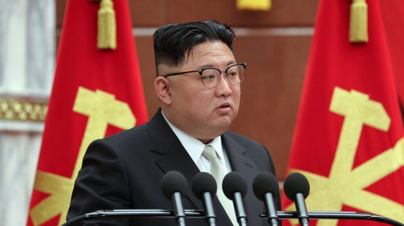 Ким Чен-ун ръководи военна демонстрация с танкове
