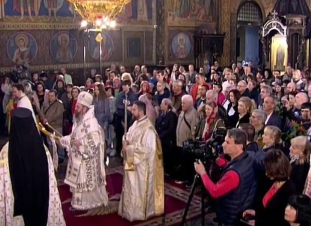 Започна празничното богослужение за Второ възкресение в храма Св. Александър Невски