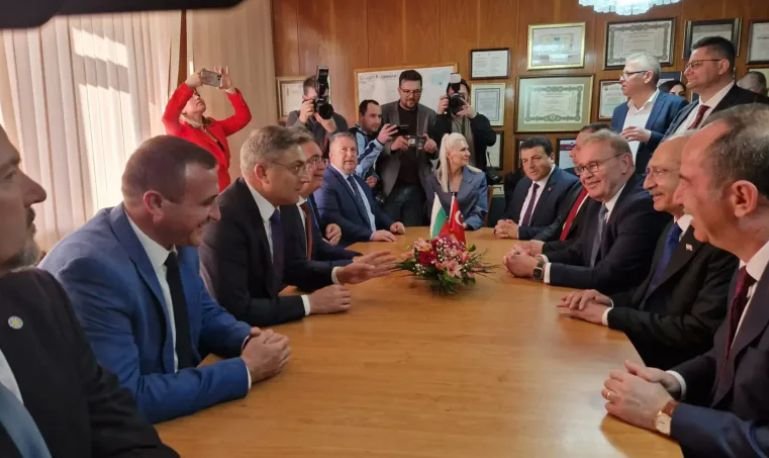 Опонентът на Ердоган е на обиколка в Кърджалийско, Карадайъ го посрещна