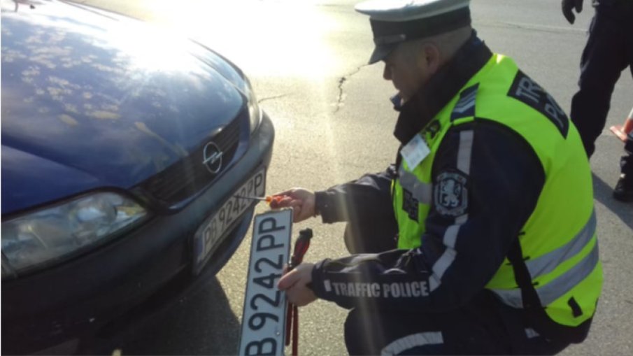 Спипаха шофьор без книжка в кола с чужди номера край Варна