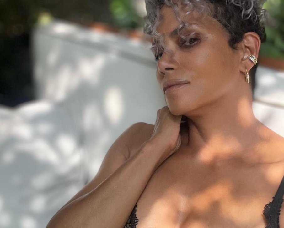 ГОРЕЩО: Хали Бери позира гола на балкона (СНИМКА)