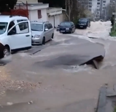 Втори ден продължава разчистването на пораженията от водната авария във Варна