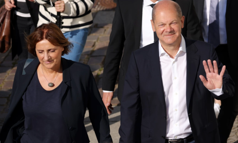 Жената на Шолц подаде оставка като образователен министър