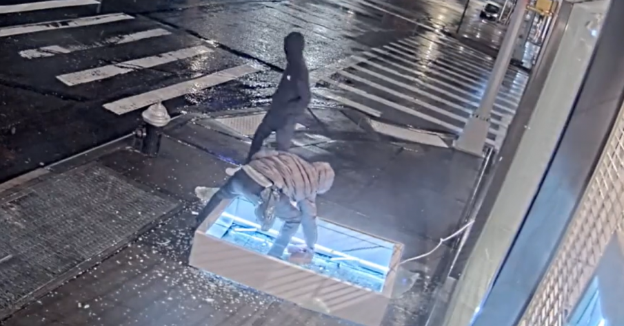 Крадци свиха луксозни чанти за 250 хил. долара (ВИДЕО)