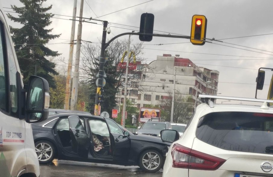 В ДЪЖДОВНА СОФИЯ: Коли се помляха на възлово кръстовище (СНИМКИ)