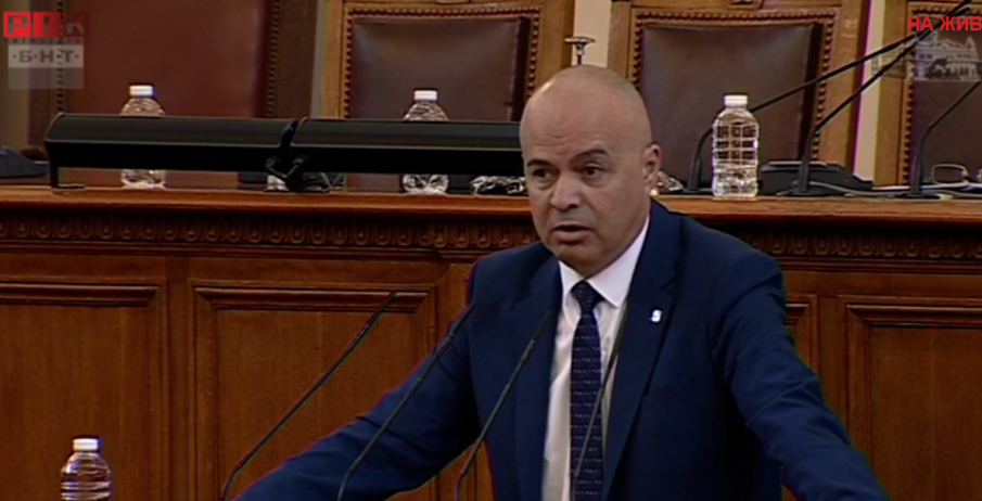 Баджанакът на Радев: Президентът трябва да си отреже и двете ръце - отрече се и от ГЕРБ, и от ПП