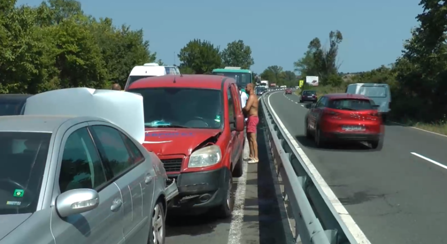 Катастрофа затруднява движението по пътя Стара Загора-Казанлък