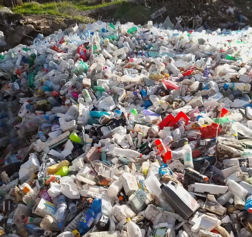 Затрупаха с боклуци коритото на река край Кюстендил