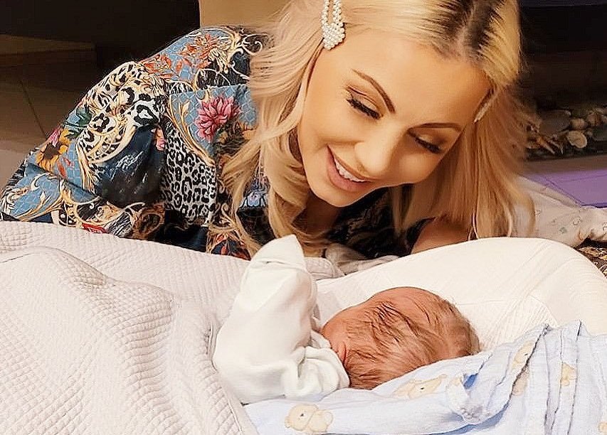 Камелия показа СНИМКИ на бебето в прегръдките на щастливия татко