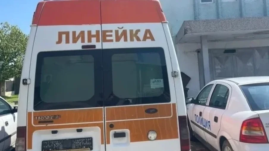 Линейка с пациент и кола се блъснаха в Шумен