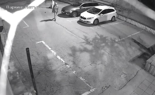 АТАКА: Гамен строши кола на общината в Благоевград (ВИДЕО)