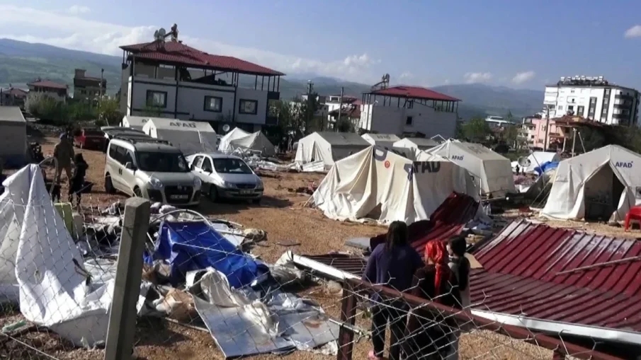 Торнадо уби двама и остави без дом стотици оцелели от трусовете в Турция