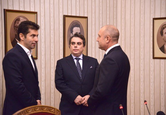 ИЗВЪНРЕДНО В ПИК TV! Шарлатаните Кирил и Асен на консултации при Радев - няма да правят правителство с ГЕРБ (ОБНОВЕНА/ВИДЕО)