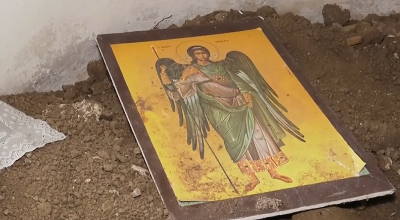 Иманяри прокопаха тунел, търсят жълтици под иконостас