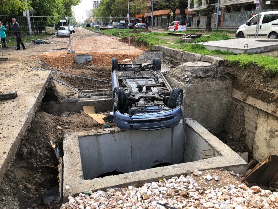 Пиян шофьор падна в изкоп след гонка в Пловдив (СНИМКИ)