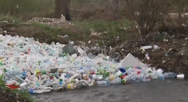 Почистиха боклуците от коритото на река Банщица край Кюстендил