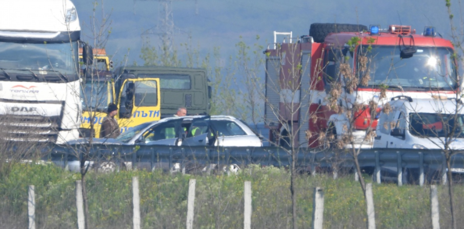 ЗАРАДИ МЪГЛА: Камион и кола се помляха на магистрала Марица