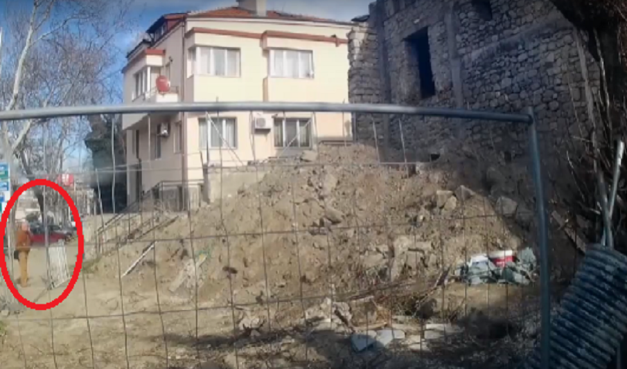 ПОСРЕД БЯЛ ДЕН: Мъж задигна голяма сума пари от бус посред бял ден