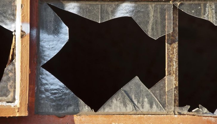 Задържаха гамен, потрошил с камъни къща