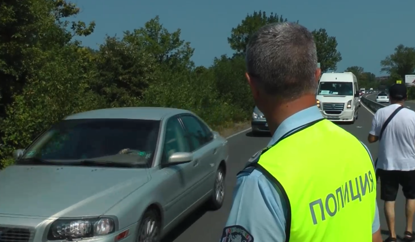 Кола падна в 30-метрово дере