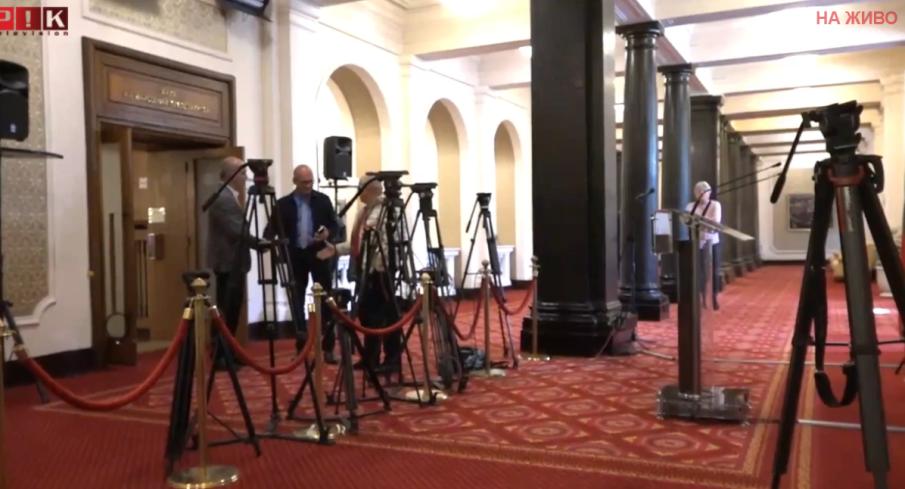 Извънреден председателски съвет тече в парламента