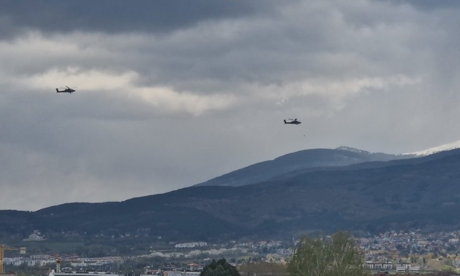 ПЪРВО В ПИК! Какво се случва? Бойни хеликоптери летят над София (ВИДЕО)